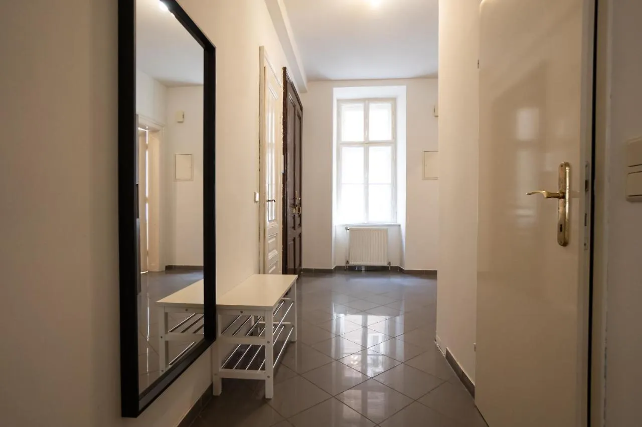 Central Spacious Apartment With A King-Size Bed 비엔나 0*,  오스트리아