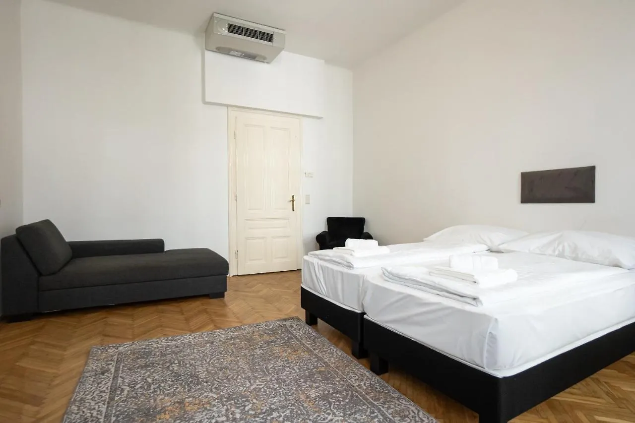 Central Spacious Apartment With A King-Size Bed 비엔나